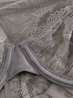 Miękki stanik i stringi z kwiatowym haftem, zestaw