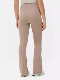 Miękkie legginsy z rozszerzaną nogawką