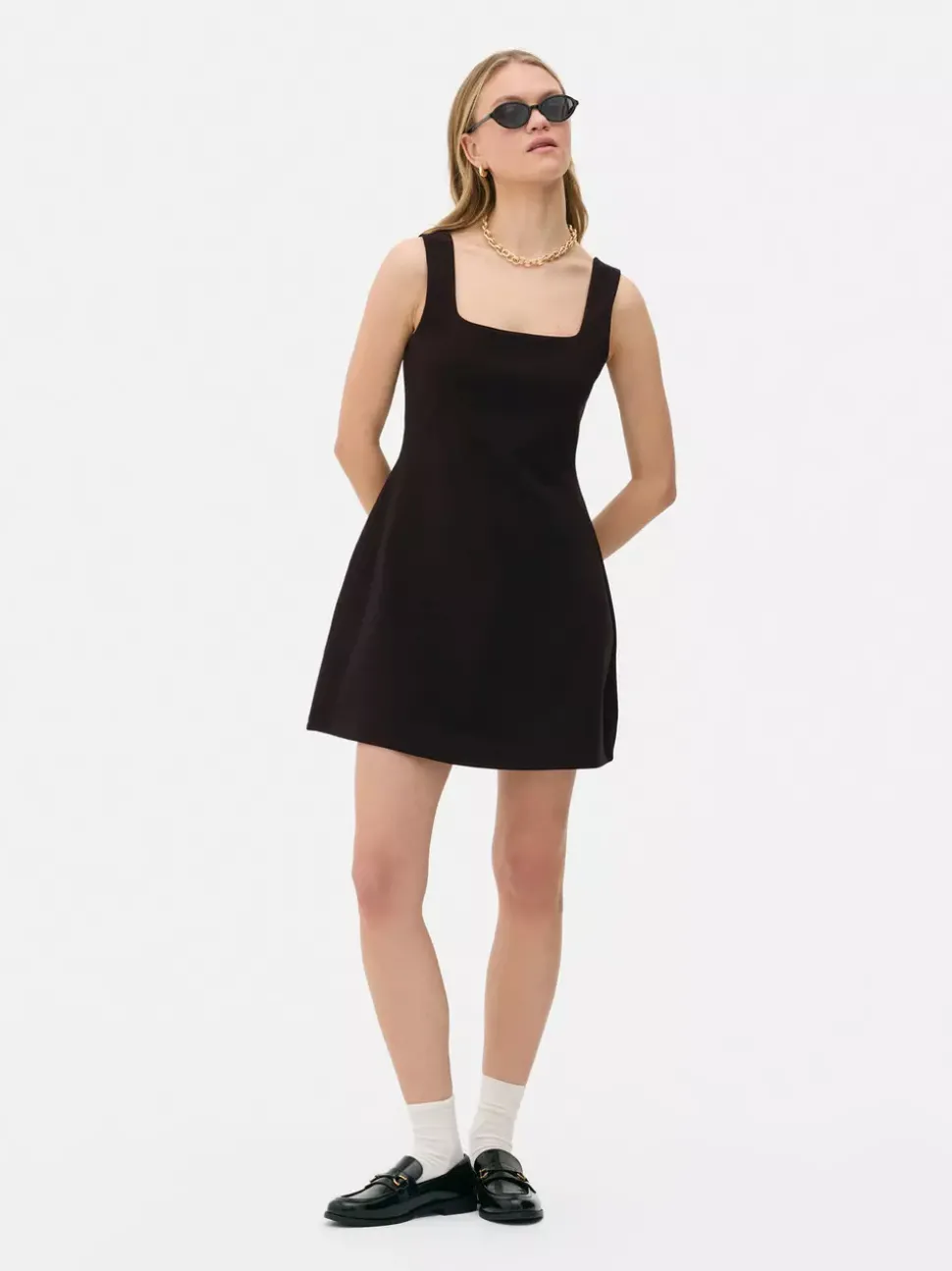 Minisukienka na ramiączkach z kwadratowym dekoltem