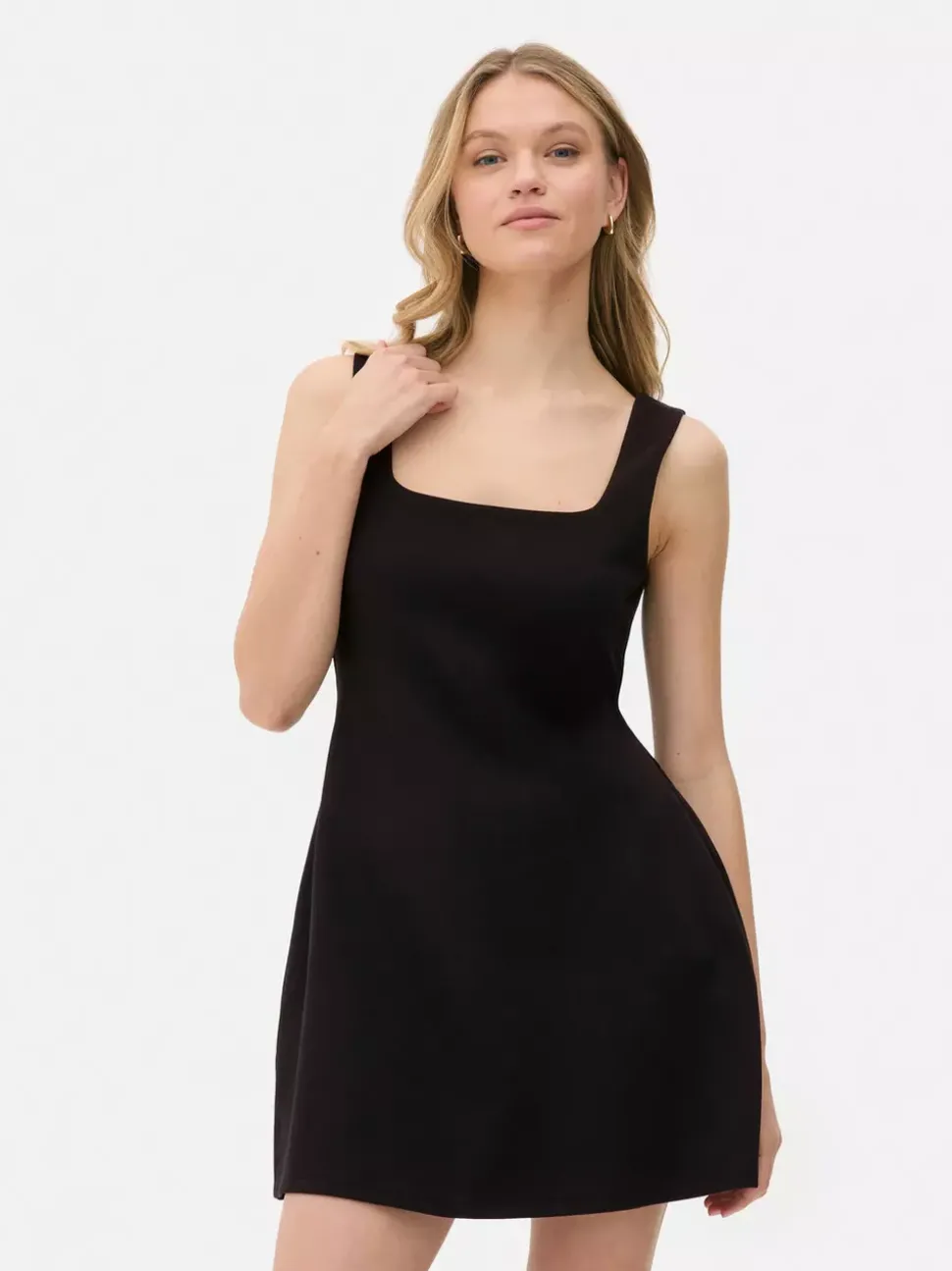 Minisukienka na ramiączkach z kwadratowym dekoltem
