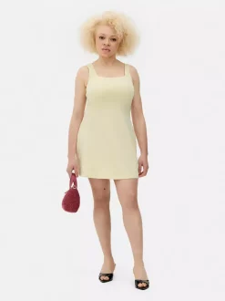 Minisukienka na ramiączkach z kwadratowym dekoltem