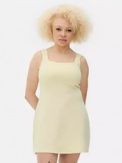 Minisukienka na ramiączkach z kwadratowym dekoltem