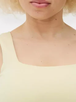 Minisukienka na ramiączkach z kwadratowym dekoltem