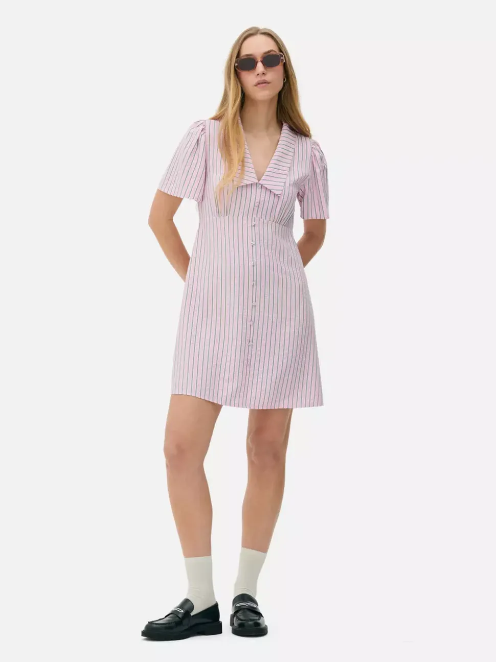 Minisukienka popołudniowa w paski z guzikami