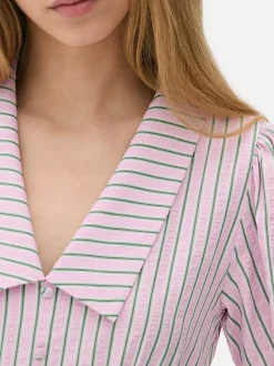 Minisukienka popołudniowa w paski z guzikami