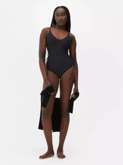 Modelujące body z formowanymi miseczkami