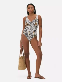 Modelujący strój kąpielowy o kroju kopertowym