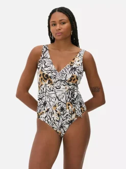 Modelujący strój kąpielowy o kroju kopertowym