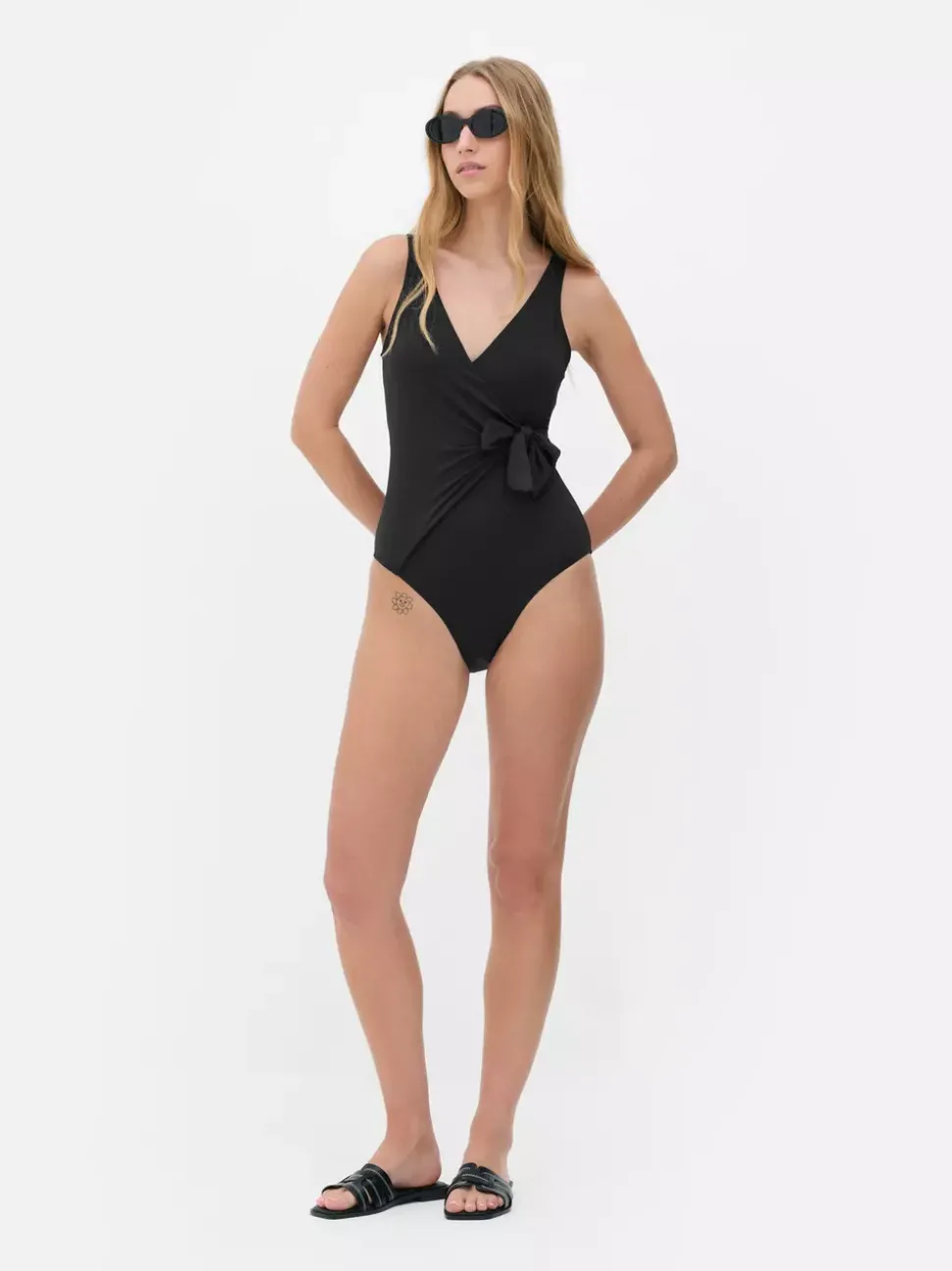 Modelujący strój kąpielowy o kroju kopertowym