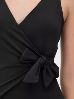 Modelujący strój kąpielowy o kroju kopertowym