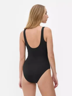 Modelujący strój kąpielowy o kroju kopertowym