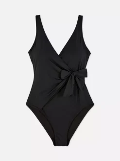 Modelujący strój kąpielowy o kroju kopertowym