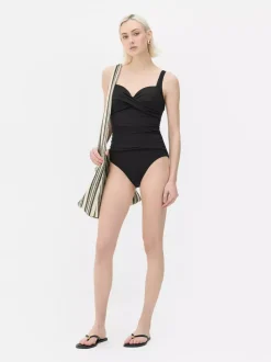 Modelujący strój kąpielowy z marszczonym wzorem