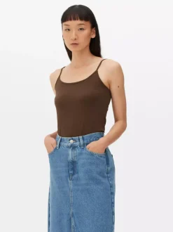 Modny rozciągliwy top na ramiączkach