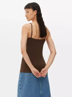 Modny rozciągliwy top na ramiączkach