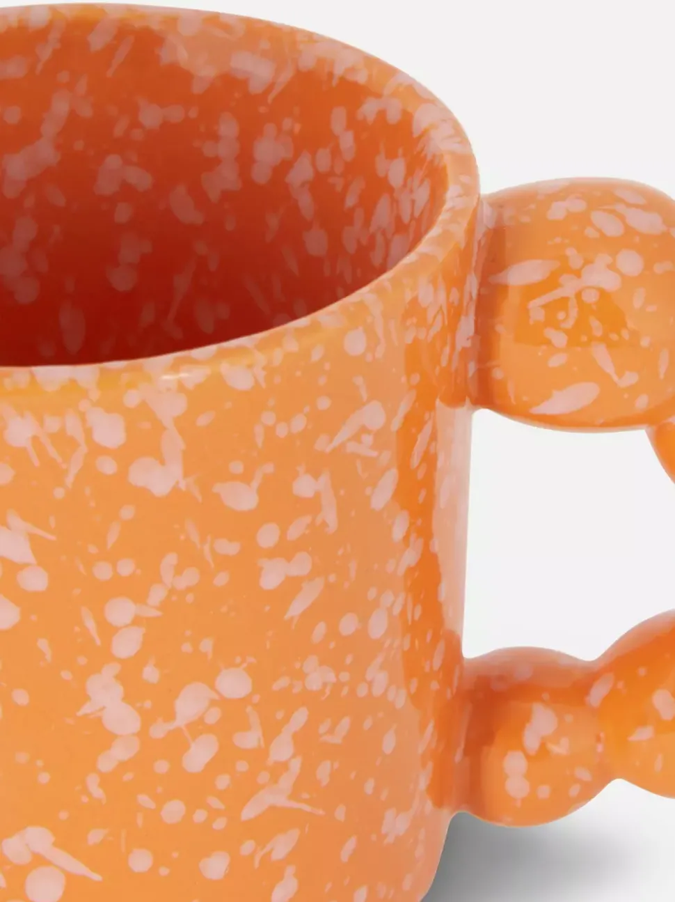 Nakrapiany kubek z uchem w kształcie bąbelków