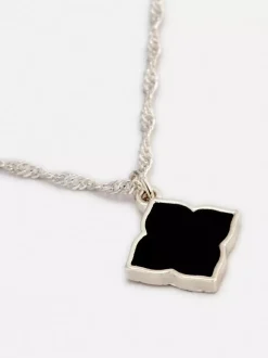 Naszyjnik z abstrakcyjną kwiatową przywieszką