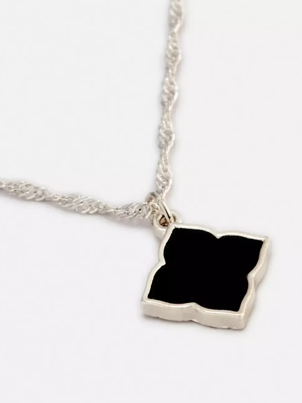 Naszyjnik z abstrakcyjną kwiatową przywieszką