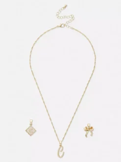 Naszyjnik z inicjałem i różnymi przywieszkami