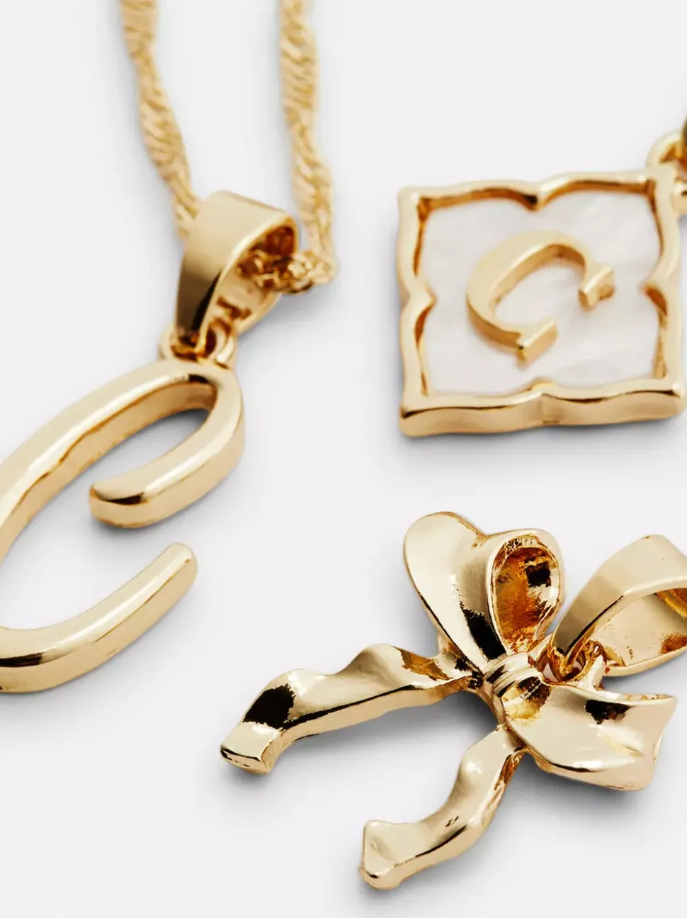 Naszyjnik z inicjałem i różnymi przywieszkami