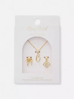 Naszyjnik z inicjałem i różnymi przywieszkami