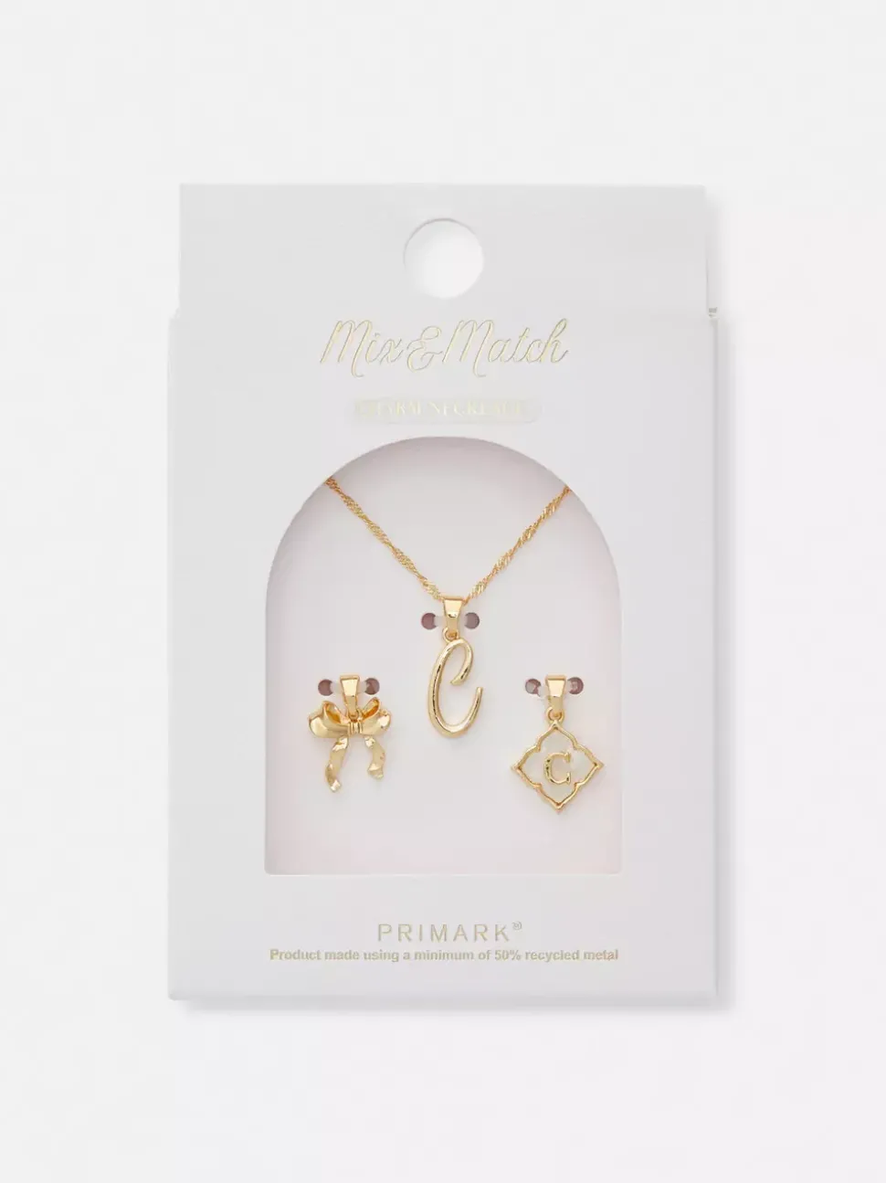 Naszyjnik z inicjałem i różnymi przywieszkami