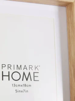 Niezbędna drewniana ramka na zdjęcia na stojaku