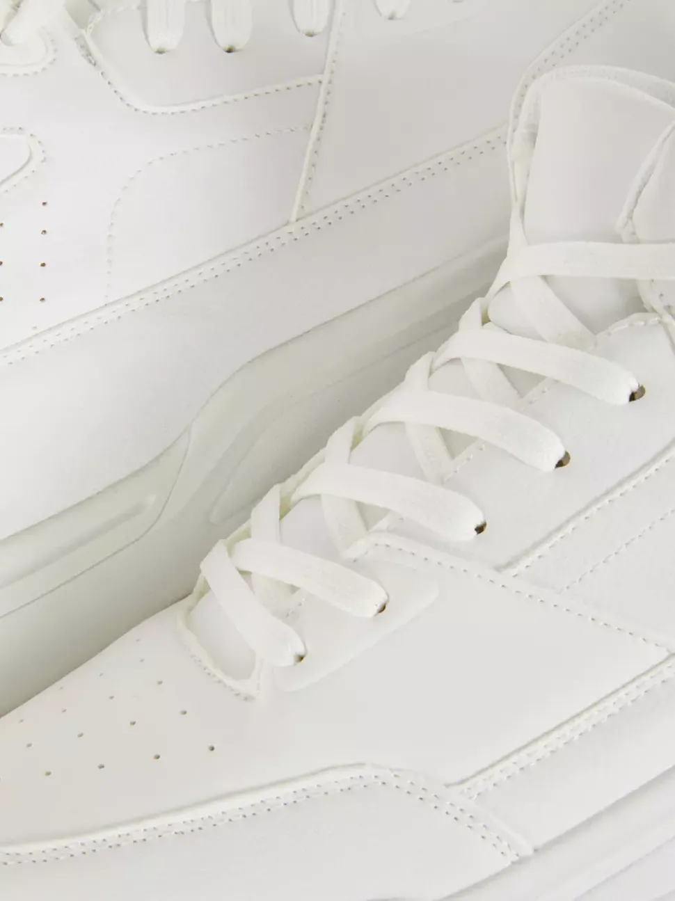 Niezbędne buty sportowe z wysoką cholewką