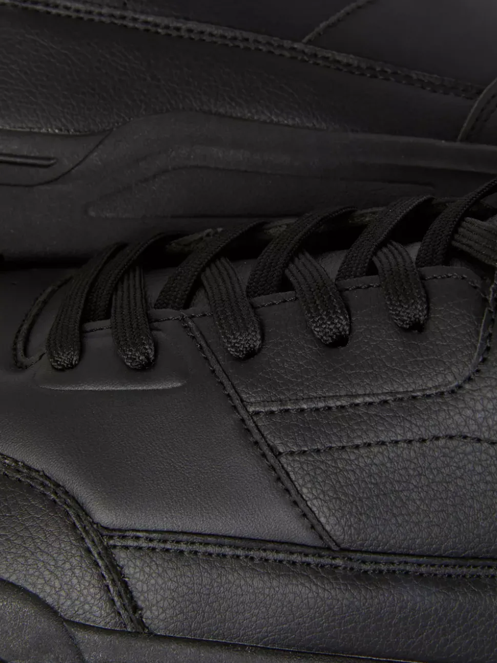 Niezbędne buty sportowe z wysoką cholewką