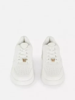 Niskie buty sportowe z przywieszką w postaci motyla