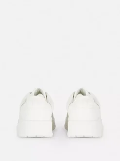 Niskie buty sportowe z przywieszką w postaci motyla