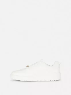 Niskie buty sportowe z przywieszką w postaci motyla