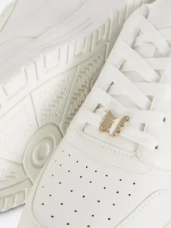 Niskie buty sportowe z przywieszką w postaci motyla