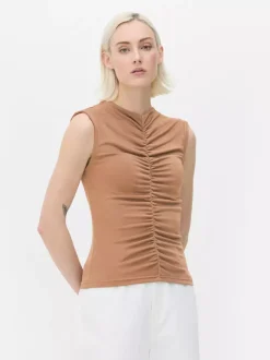 Obcisła koszulka bez rękawów z marszczeniami