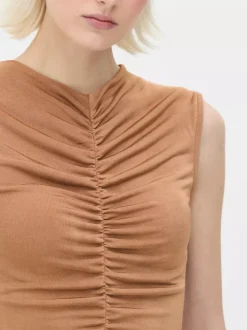 Obcisła koszulka bez rękawów z marszczeniami