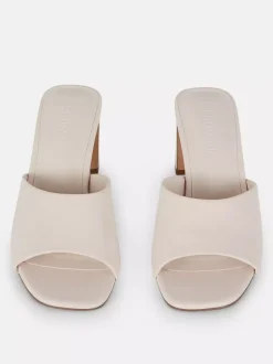 Pantofle bez pięty na słupku