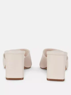 Pantofle bez pięty na słupku