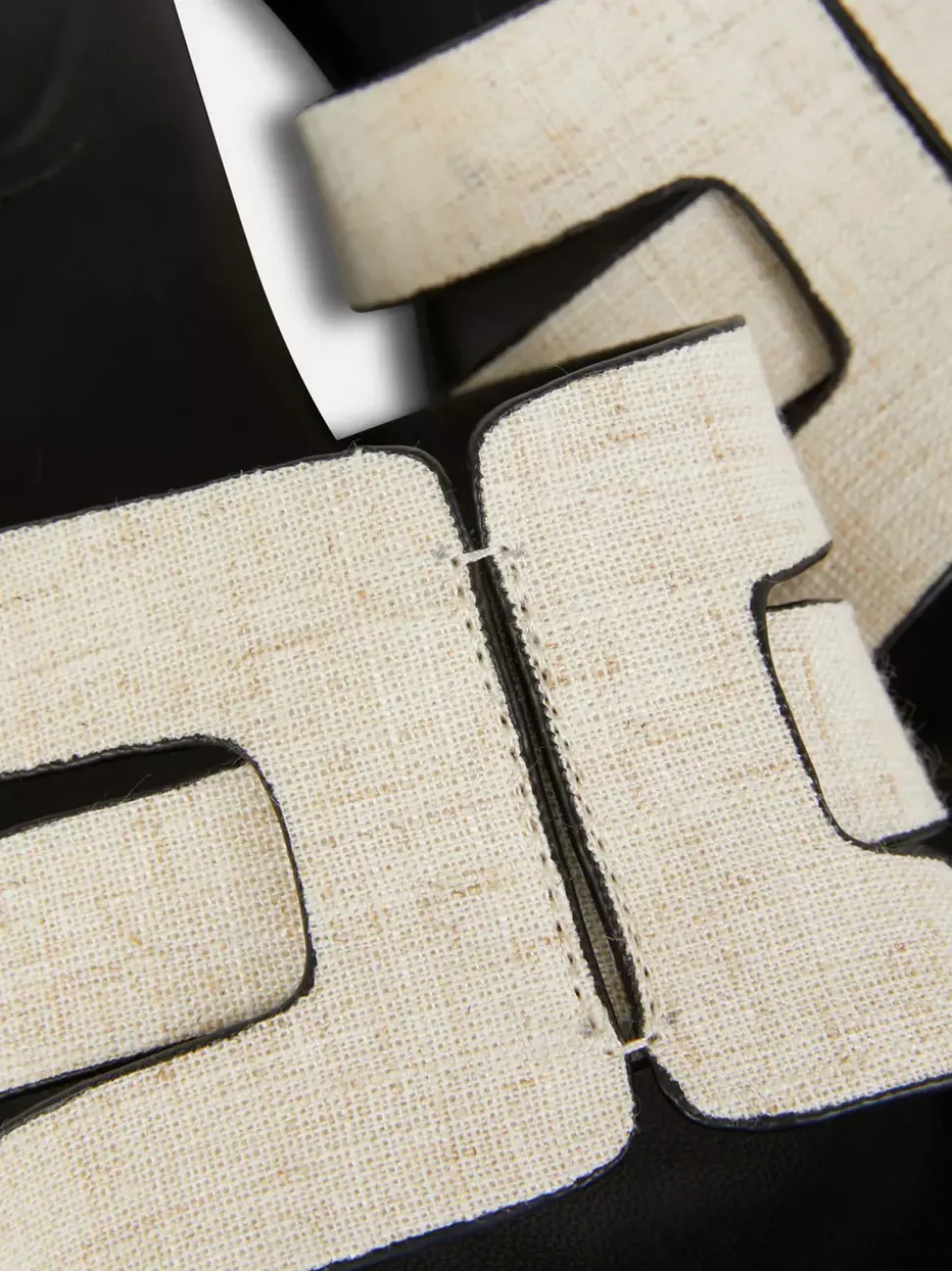 Pantofle bez pięty na słupku z plecionym paskiem