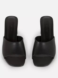 Pantofle bez pięty na słupku