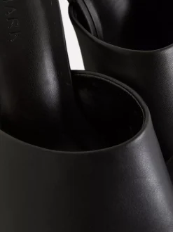 Pantofle bez pięty na słupku