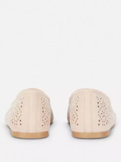 Płaskie baleriny ze strasem i laserowymi wycięciami