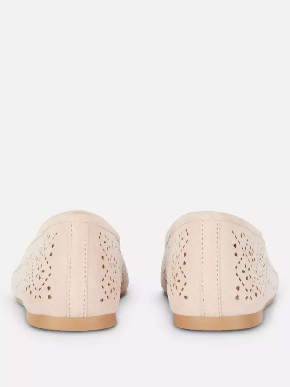 Płaskie baleriny ze strasem i laserowymi wycięciami