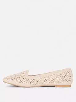 Płaskie baleriny ze strasem i laserowymi wycięciami