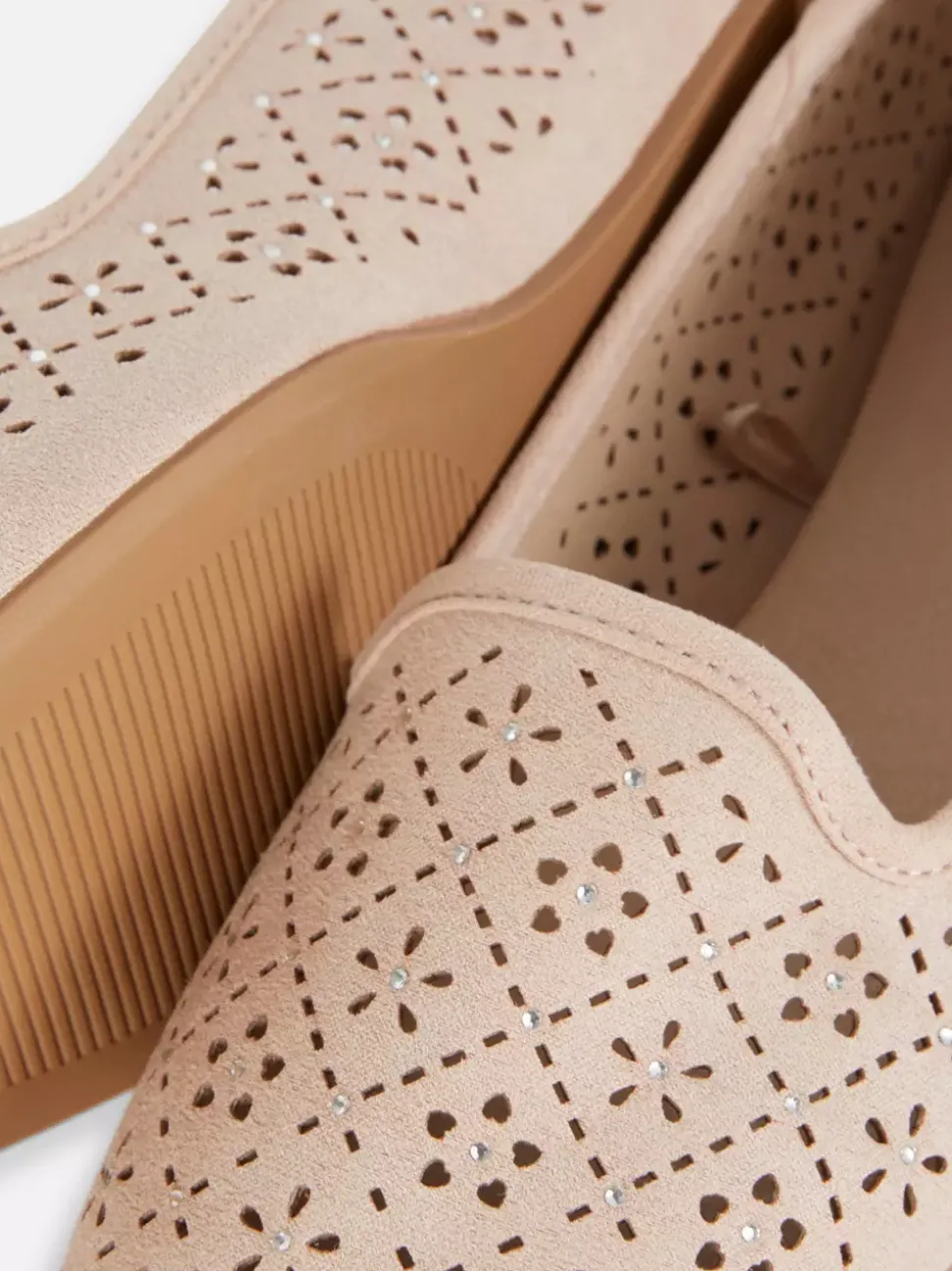 Płaskie baleriny ze strasem i laserowymi wycięciami