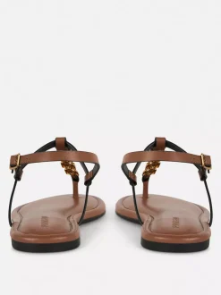 Płaskie sandały z łańcuszkiem przy palcach