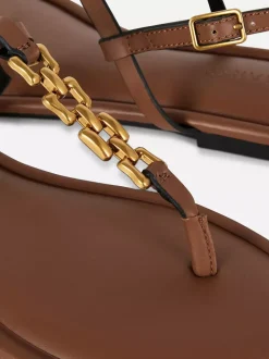 Płaskie sandały z łańcuszkiem przy palcach