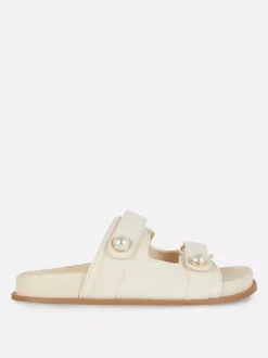 Płaskie sandały z perełkami