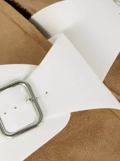 Płaskie sandały z pojedynczym paskiem