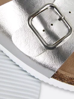 Płaskie sandały z pojedynczym paskiem