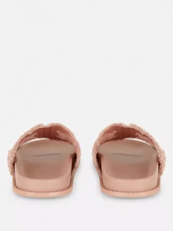 Płaskie sandały z przeplatanym wzorem